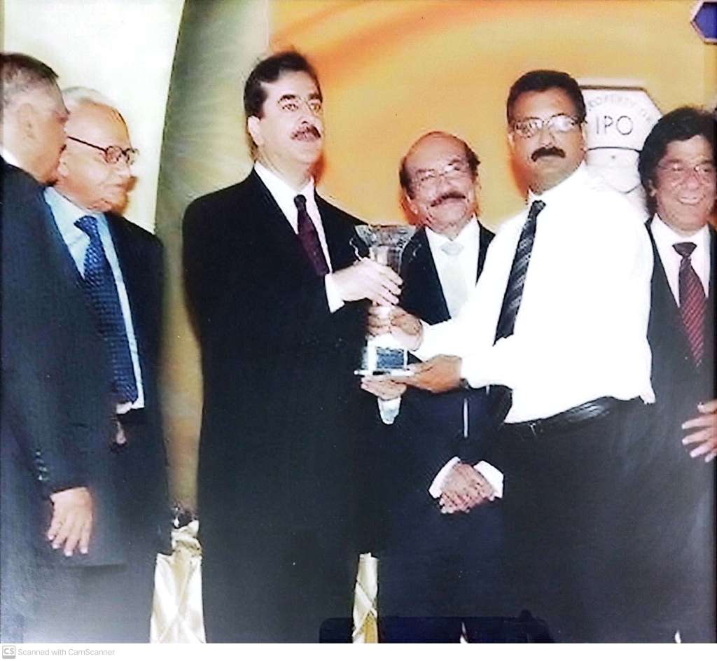 Mr Yousaf Raza Gillani presenting award to Mr Syed Tahir Abbas - CEO at CEM Marketing